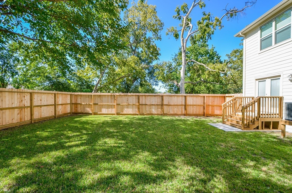 924 E 39th Street - Photo 3