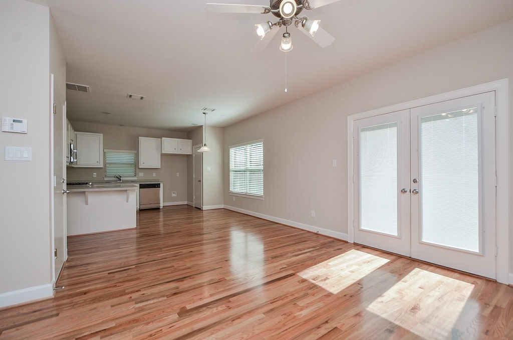 924 E 39th Street - Photo 5