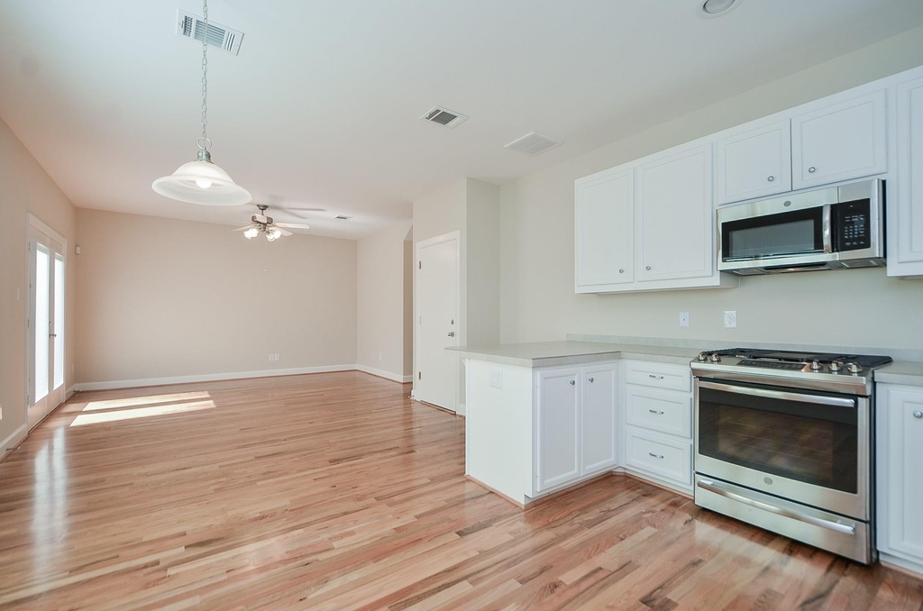 924 E 39th Street - Photo 10