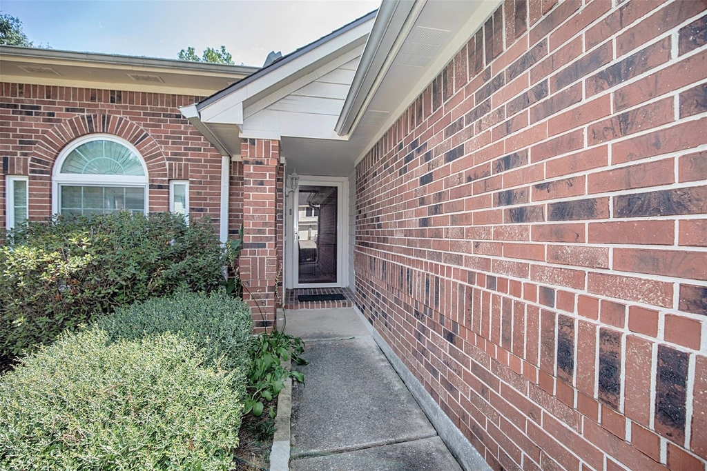 1514 New Cedars Drive - Photo 2