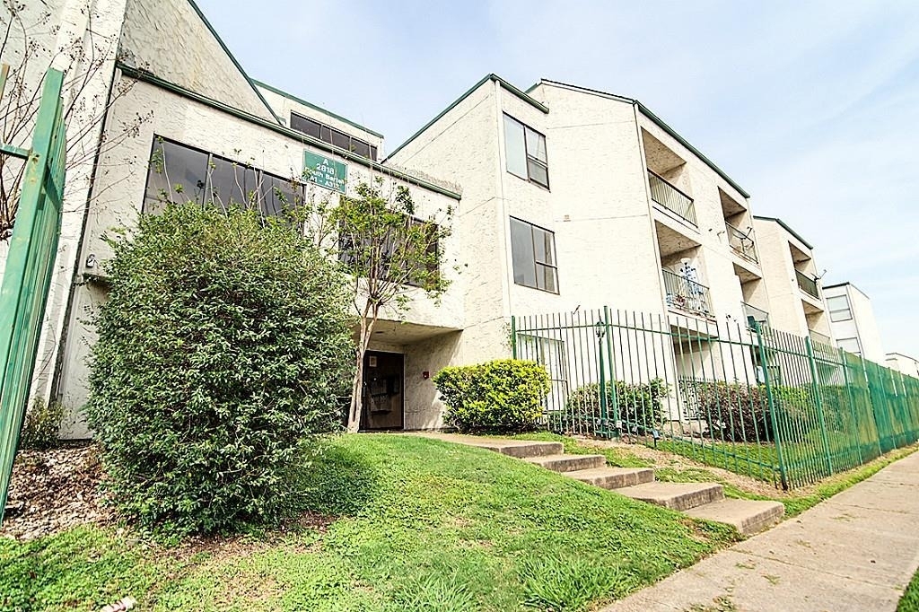 2818 S Bartell Drive - Photo 0