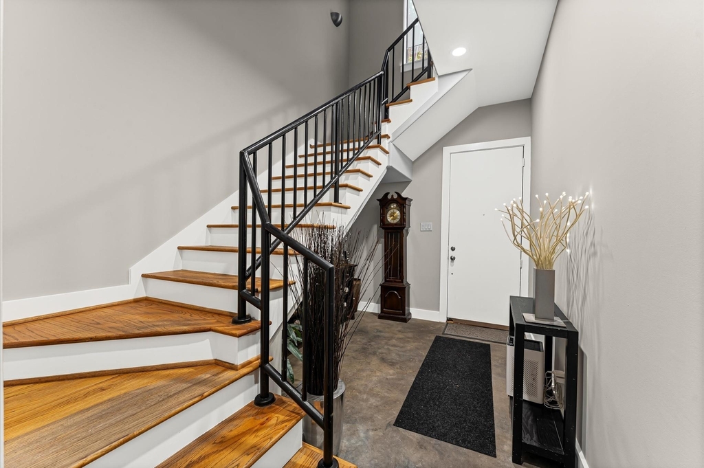 730 Ruthven - Photo 2
