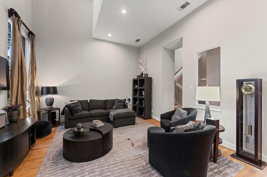 730 Ruthven - Photo 3