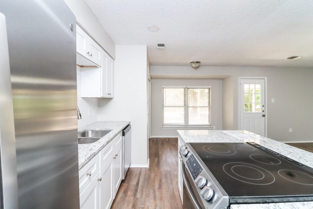 2212 W Oakdale Road - Photo 5