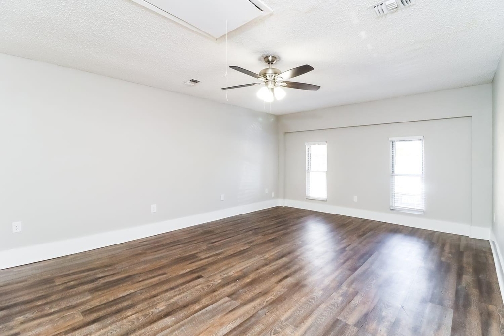 2212 W Oakdale Road - Photo 2