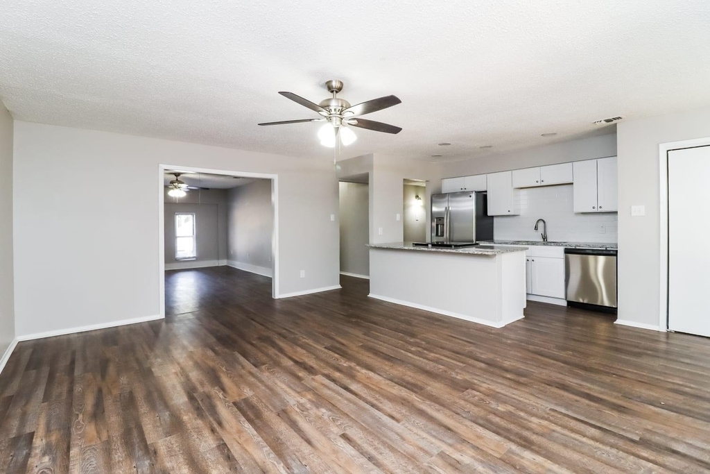 2212 W Oakdale Road - Photo 4