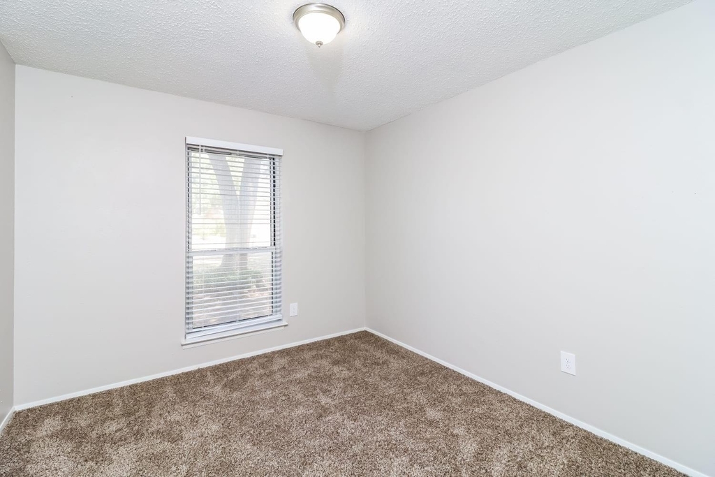 2212 W Oakdale Road - Photo 10