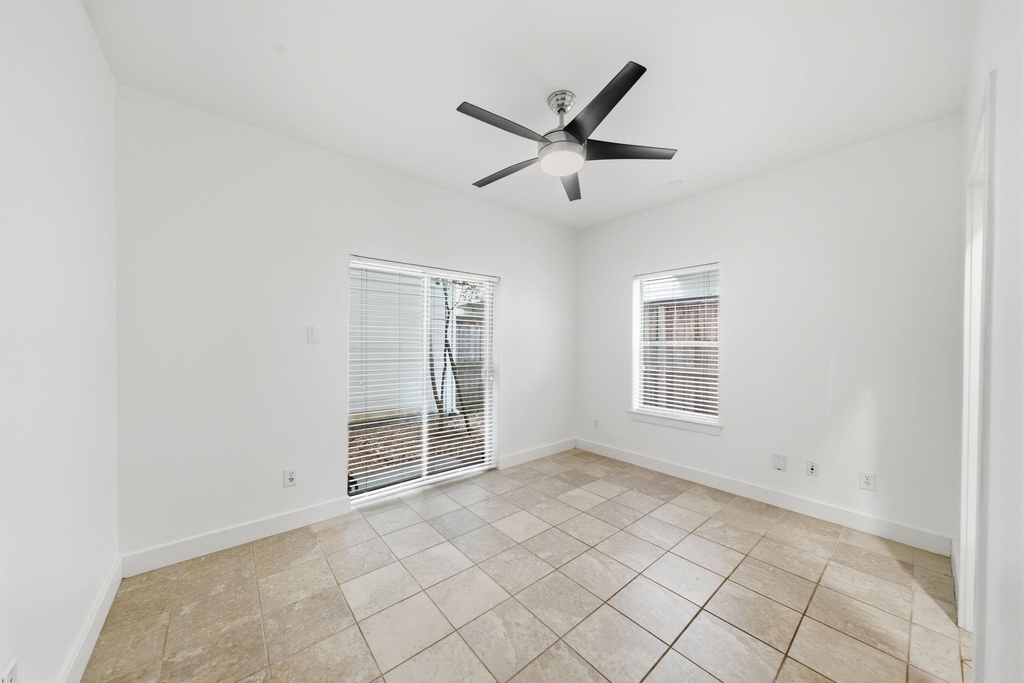 4314 Spencer Street - Photo 3