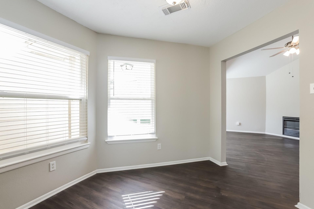 10318 Bushy Creek Drive - Photo 4