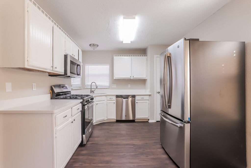 10318 Bushy Creek Drive - Photo 5