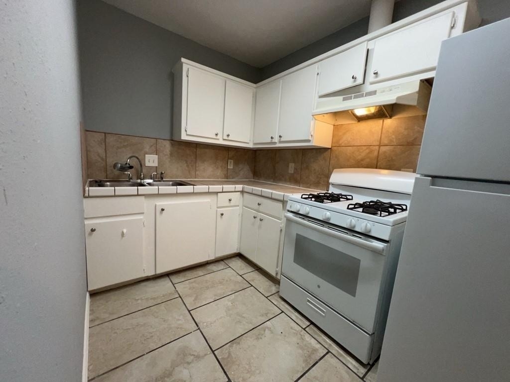 405 Johnson Street - Photo 5