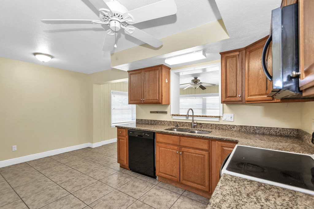 558 Oxford Avenue - Photo 19