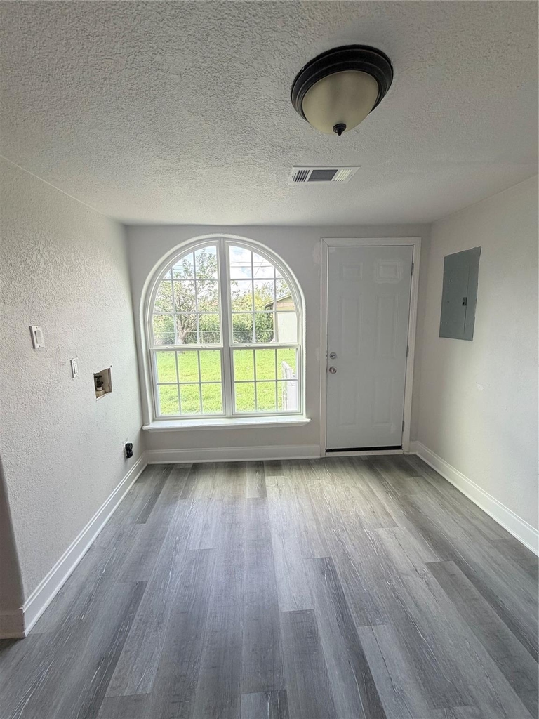 301 N Avenue C - Photo 9