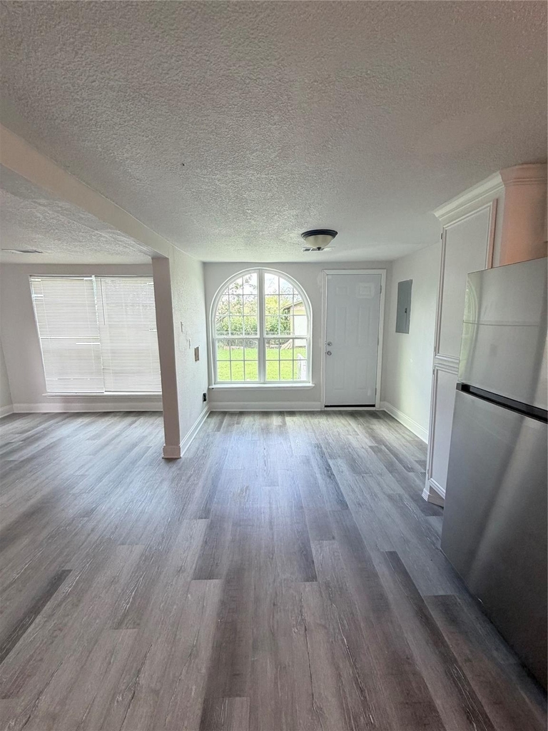 301 N Avenue C - Photo 11