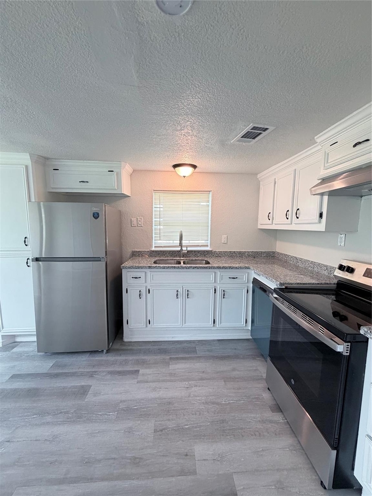301 N Avenue C - Photo 8
