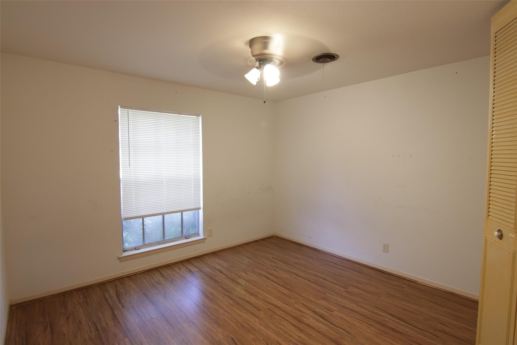 8419 Roos Road - Photo 15