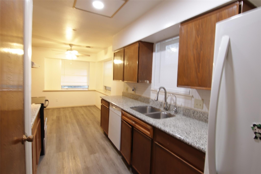 8419 Roos Road - Photo 10