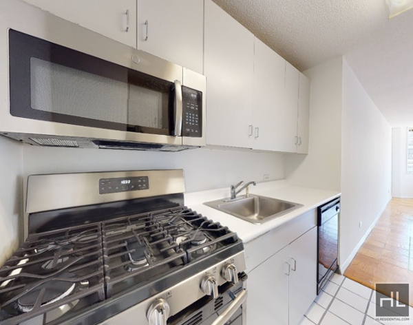 E 52nd St - Photo 1