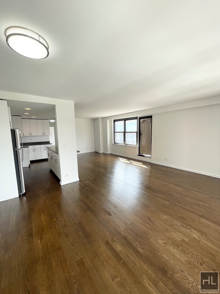 E 82 St - Photo 5