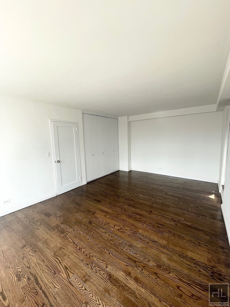 E 82 St - Photo 12