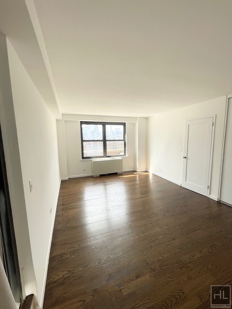 E 82 St - Photo 11