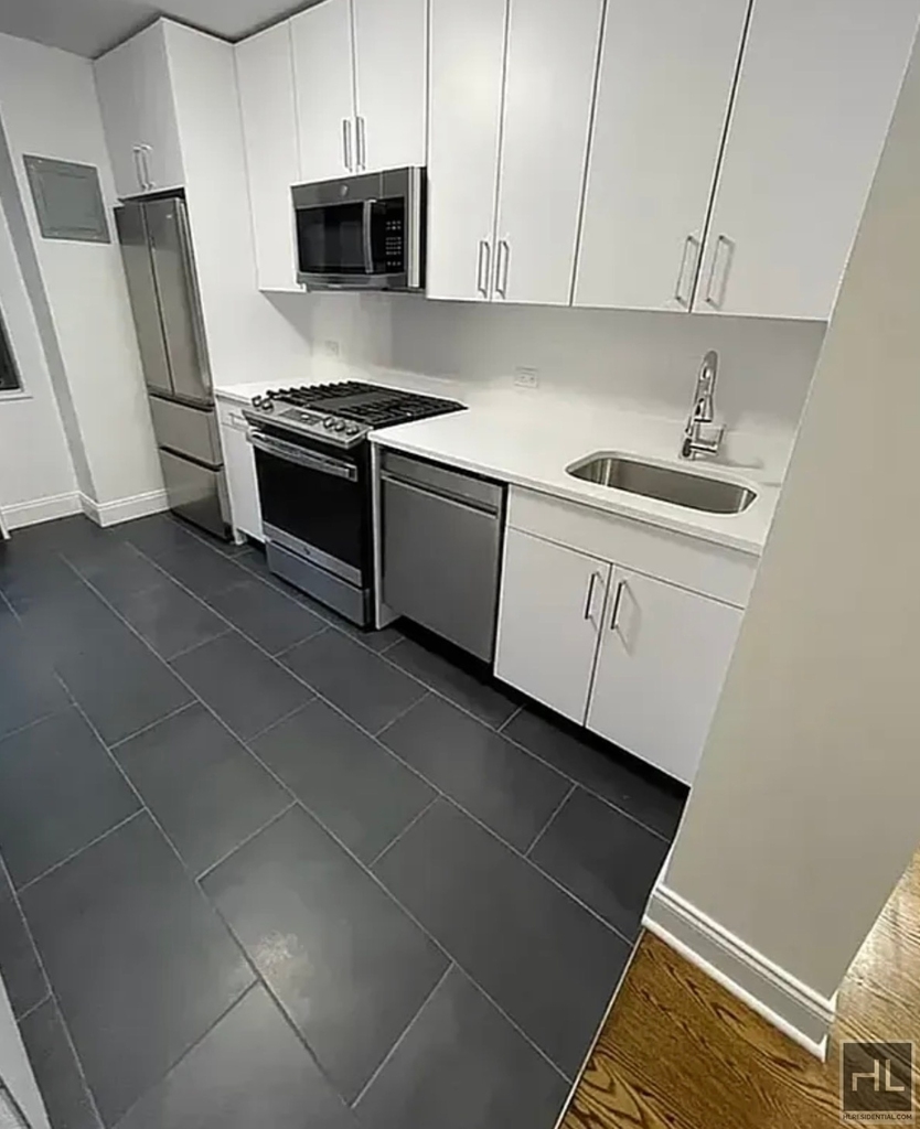 East 89th Street - Photo 5