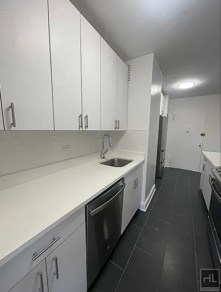 E 89 St - Photo 0