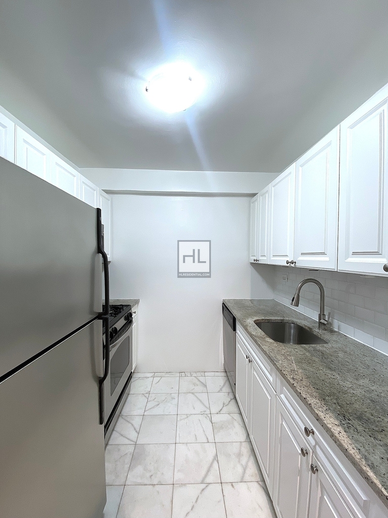 East 51 Street - Photo 1