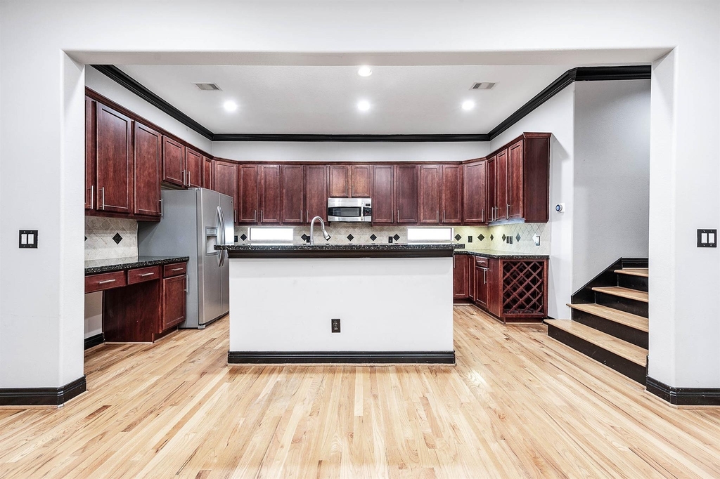 2503 Dallas Street - Photo 2