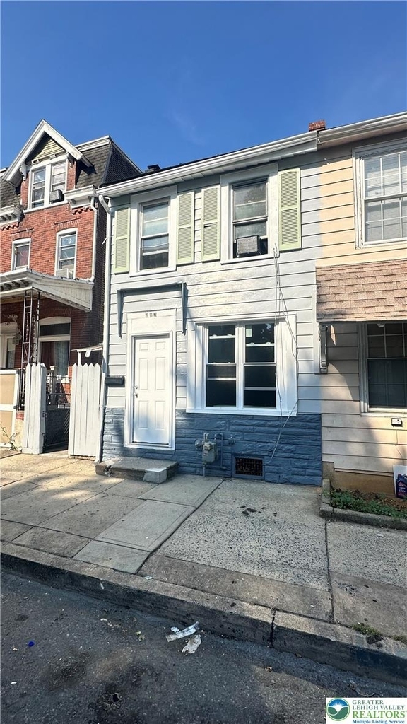 542 N New Street - Photo 1