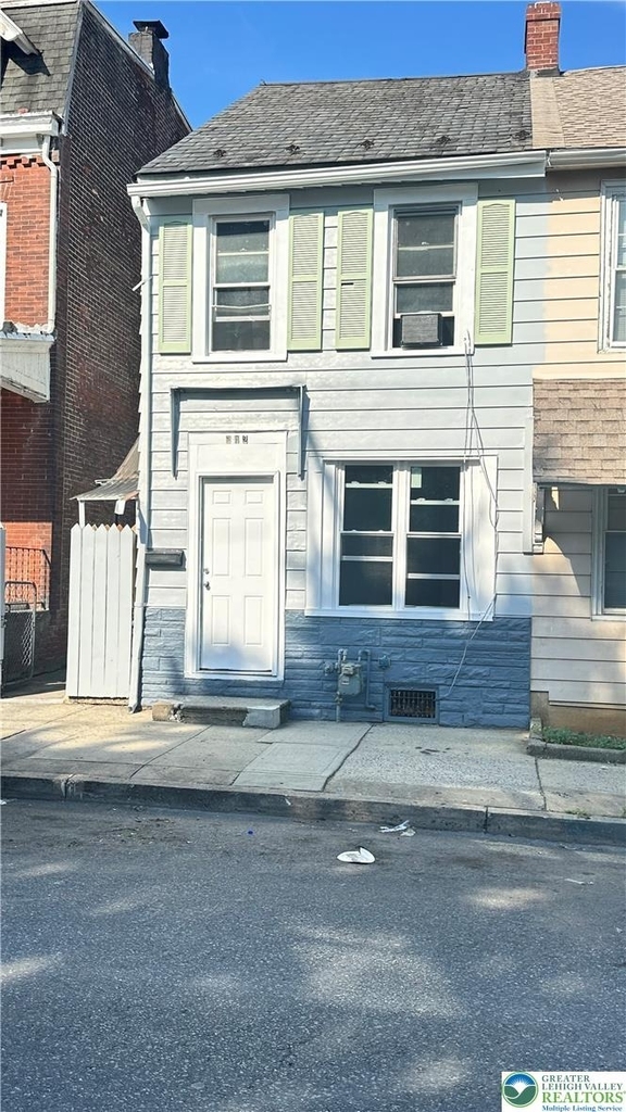 542 N New Street - Photo 2
