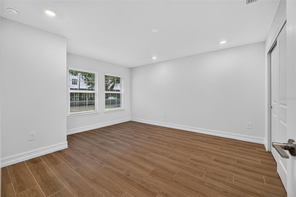 1439 West Chestnut Street - Photo 2
