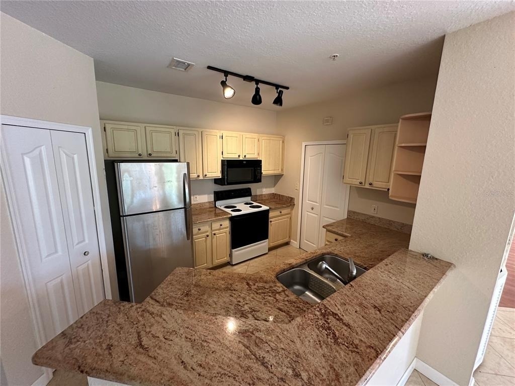 1408 Lake Shadow Circle - Photo 5