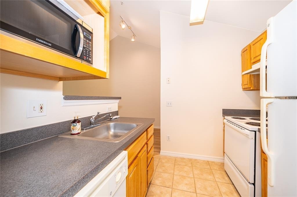 6593 Queens Borough Avenue - Photo 9