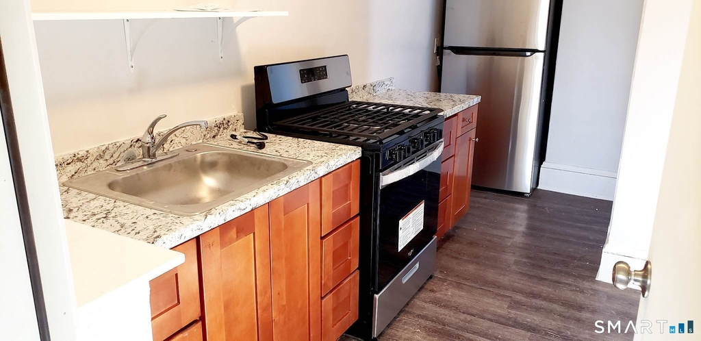 181 Bond Street - Photo 2