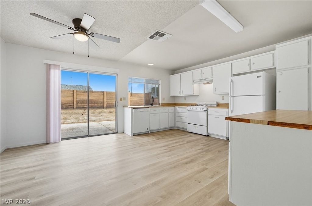 4732 Lakestream Avenue - Photo 2