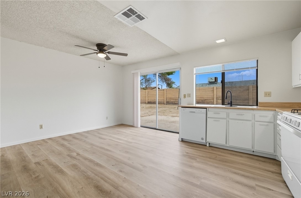 4732 Lakestream Avenue - Photo 4