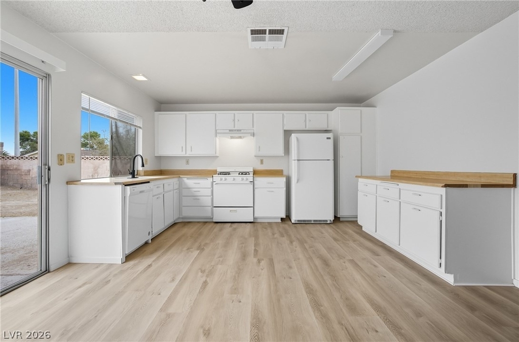 4732 Lakestream Avenue - Photo 1