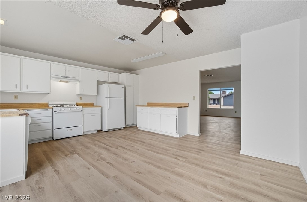 4732 Lakestream Avenue - Photo 3
