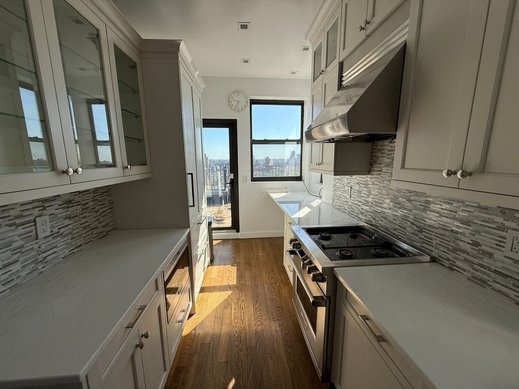 2nd Avenue - Photo 1