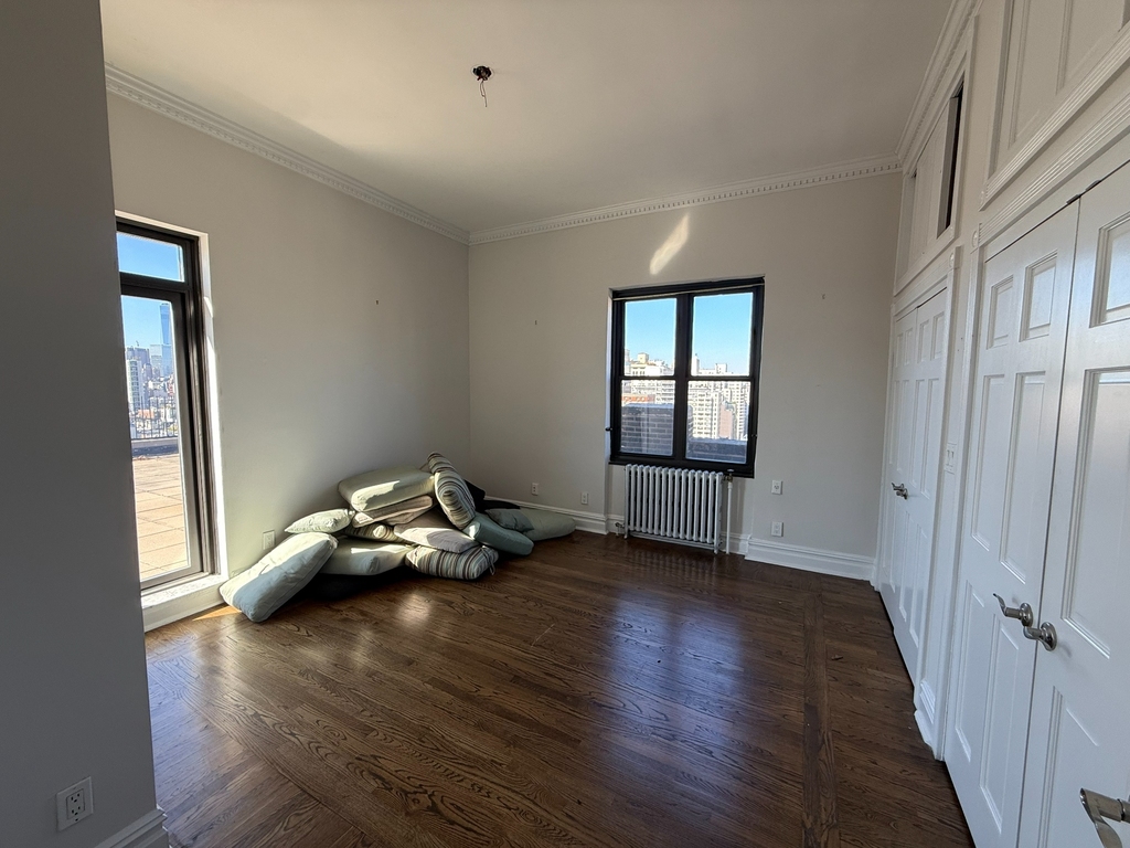 2nd Avenue - Photo 5