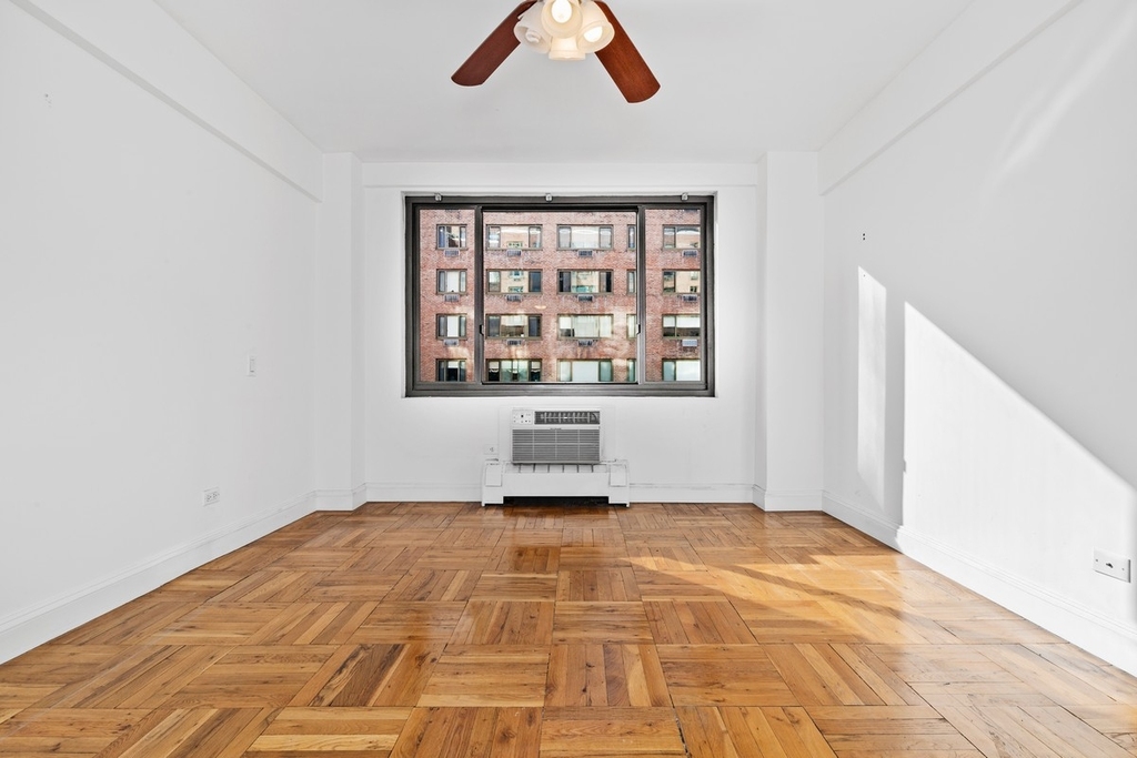 425 East 63rd Street - Photo 2