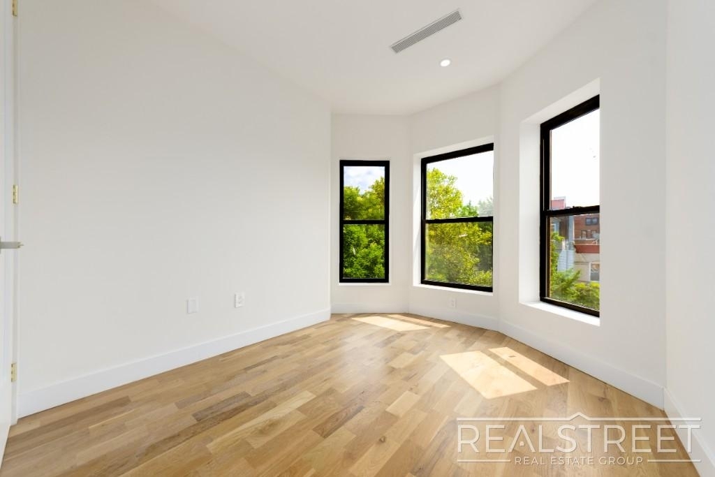 1267 Bergen Street - Photo 2