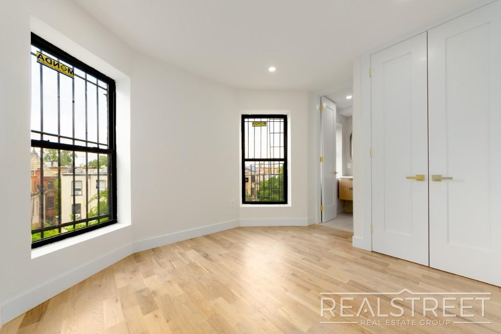 1267 Bergen Street - Photo 3