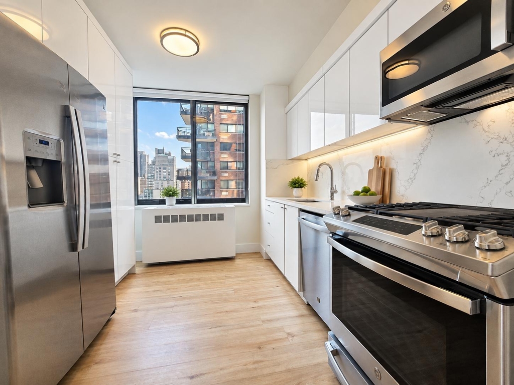 1735 York Avenue - Photo 2