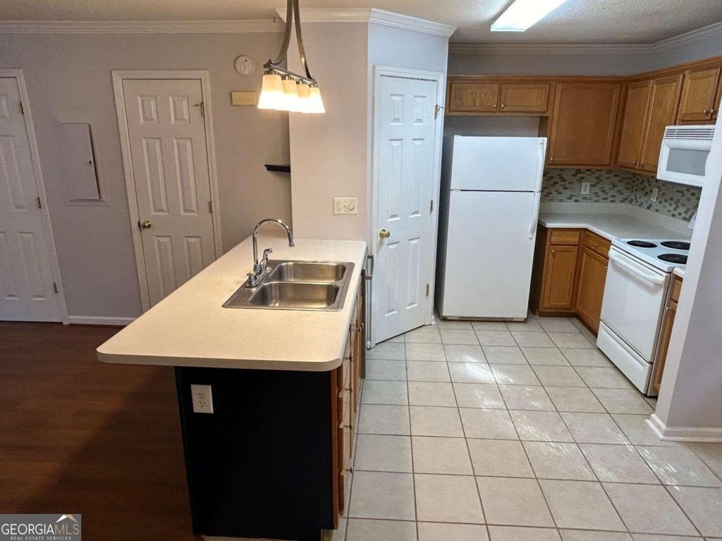 637 Huntington Road - Photo 7