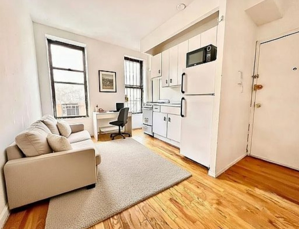370 West 52nd Street - Photo 0