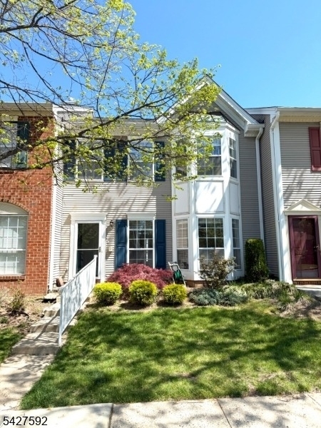 111 Columbus Dr - Photo 0