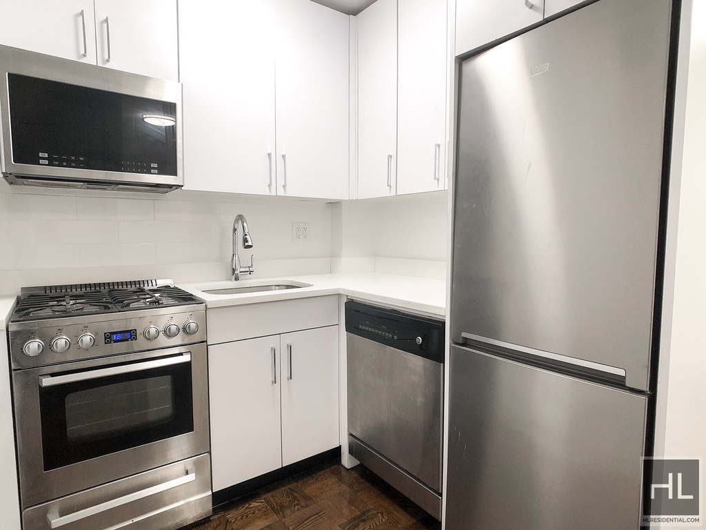 East 55 Street - Photo 0