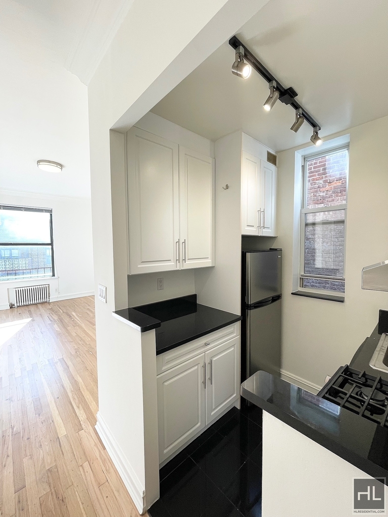 East 83rd Street - Photo 8